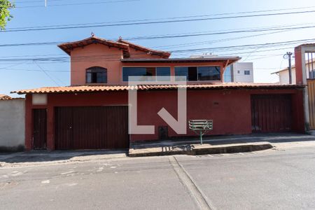 Casa à venda com 330m², 6 quartos e 2 vagasFachada