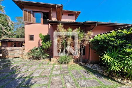 Casa de condomínio à venda com 480m², 6 quartos e 4 vagas Casa de condomínio à venda com 480m², 6 quartos e 4 vagasFachada