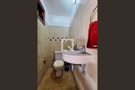 Casa de condomínio à venda com 480m², 6 quartos e 4 vagas Casa de condomínio à venda com 480m², 6 quartos e 4 vagasBanheiro 2