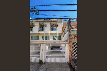 Casa à venda com 129m², 3 quartos e 2 vagas Casa à venda com 129m², 3 quartos e 2 vagasFachada