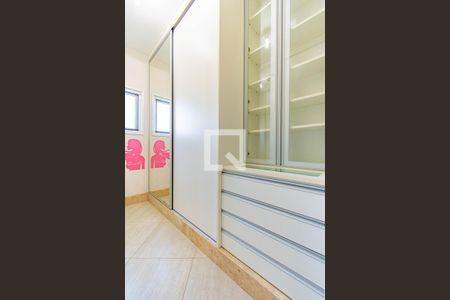 Casa para alugar com 435m², 3 quartos e 4 vagas Casa para alugar com 435m², 3 quartos e 4 vagasCloset - Quarto 2