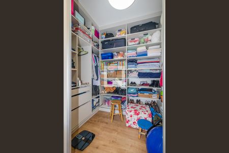 Apartamento à venda com 225m², 3 quartos e 3 vagas Apartamento à venda com 225m², 3 quartos e 3 vagasQuarto 1 - Closet