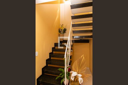 Casa à venda com 208m², 3 quartos e sem vaga Casa à venda com 208m², 3 quartos e sem vagaEscada