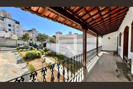 Casa à venda com 263m², 4 quartos e 6 vagasVaranda 2º andar