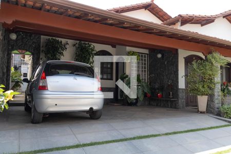 Casa à venda com 375m², 3 quartos e 4 vagas Casa à venda com 375m², 3 quartos e 4 vagasFachada