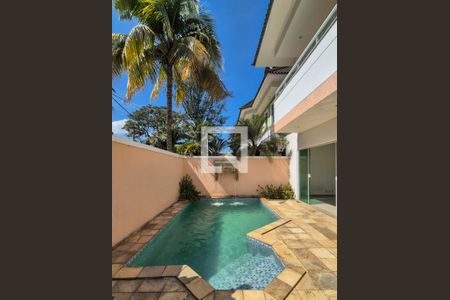 Casa de condomínio para alugar com 220m², 4 quartos e 4 vagas Casa de condomínio para alugar com 220m², 4 quartos e 4 vagasÁrea externa