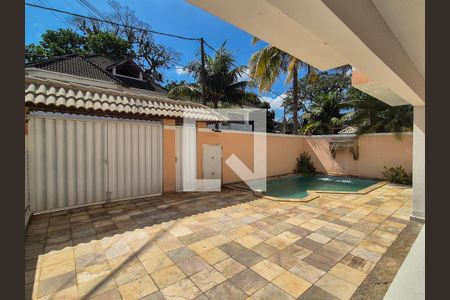 Casa de condomínio para alugar com 220m², 4 quartos e 4 vagas Casa de condomínio para alugar com 220m², 4 quartos e 4 vagasÁrea externa