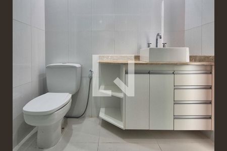 Casa de condomínio para alugar com 220m², 4 quartos e 4 vagas Casa de condomínio para alugar com 220m², 4 quartos e 4 vagasBanheiro da Suíte 2