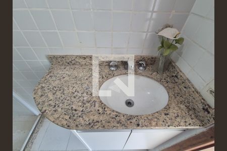 Casa de condomínio para alugar com 220m², 4 quartos e 4 vagas Casa de condomínio para alugar com 220m², 4 quartos e 4 vagasBanheiro da Suíte 1