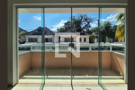 Casa de condomínio para alugar com 220m², 4 quartos e 4 vagas Casa de condomínio para alugar com 220m², 4 quartos e 4 vagasVaranda da suite 1