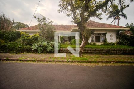 Casa à venda com 411m², 5 quartos e 4 vagas Casa à venda com 411m², 5 quartos e 4 vagasFachada