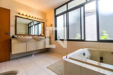 Casa de condomínio à venda com 651m², 4 quartos e 6 vagas Casa de condomínio à venda com 651m², 4 quartos e 6 vagasBanheiro da Suíte 1