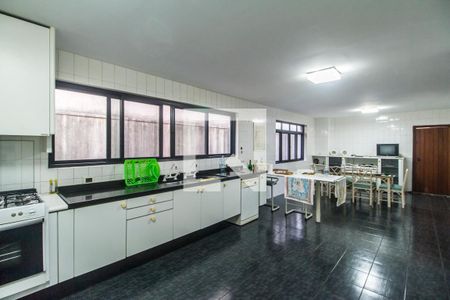 Casa de condomínio à venda com 651m², 4 quartos e 6 vagas Casa de condomínio à venda com 651m², 4 quartos e 6 vagasCozinha