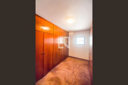 Casa de condomínio à venda com 651m², 4 quartos e 6 vagas Casa de condomínio à venda com 651m², 4 quartos e 6 vagasCloset da suíte 1