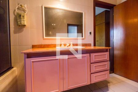 Casa de condomínio à venda com 651m², 4 quartos e 6 vagas Casa de condomínio à venda com 651m², 4 quartos e 6 vagasBanheiro