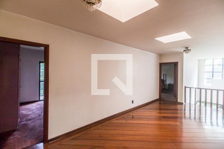 Casa de condomínio à venda com 651m², 4 quartos e 6 vagas Casa de condomínio à venda com 651m², 4 quartos e 6 vagasSala de TV