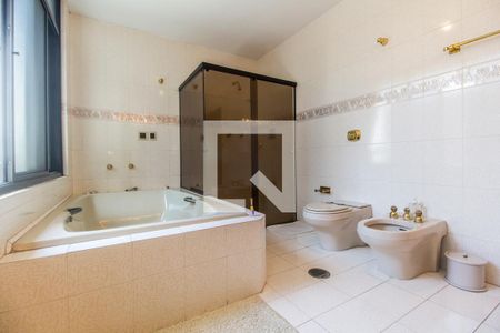 Casa de condomínio à venda com 651m², 4 quartos e 6 vagas Casa de condomínio à venda com 651m², 4 quartos e 6 vagasBanheiro da Suíte 1