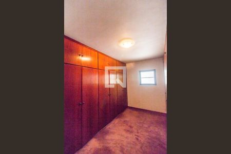 Casa de condomínio à venda com 651m², 4 quartos e 6 vagas Casa de condomínio à venda com 651m², 4 quartos e 6 vagasCloset da suíte 1