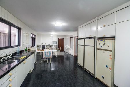 Casa de condomínio à venda com 651m², 4 quartos e 6 vagas Casa de condomínio à venda com 651m², 4 quartos e 6 vagasCozinha