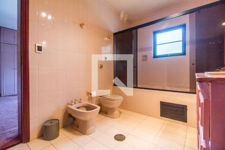 Casa de condomínio à venda com 651m², 4 quartos e 6 vagas Casa de condomínio à venda com 651m², 4 quartos e 6 vagasBanheiro