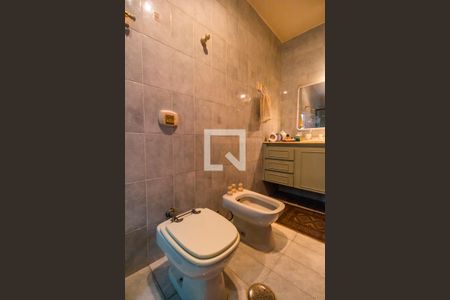 Casa de condomínio à venda com 651m², 4 quartos e 6 vagas Casa de condomínio à venda com 651m², 4 quartos e 6 vagasBanheiro da Suíte 2