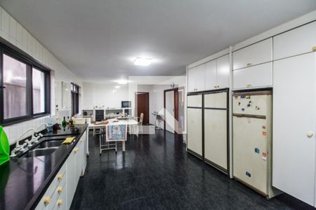 Casa de condomínio à venda com 651m², 4 quartos e 6 vagas Casa de condomínio à venda com 651m², 4 quartos e 6 vagasCozinha