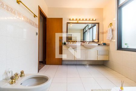 Casa de condomínio à venda com 651m², 4 quartos e 6 vagas Casa de condomínio à venda com 651m², 4 quartos e 6 vagasBanheiro da Suíte 1