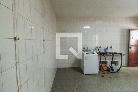 Casa de condomínio à venda com 651m², 4 quartos e 6 vagas Casa de condomínio à venda com 651m², 4 quartos e 6 vagasÁrea de Serviço