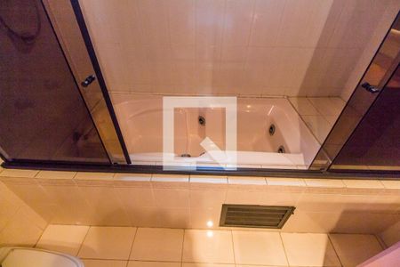 Casa de condomínio à venda com 651m², 4 quartos e 6 vagas Casa de condomínio à venda com 651m², 4 quartos e 6 vagasBanheiro