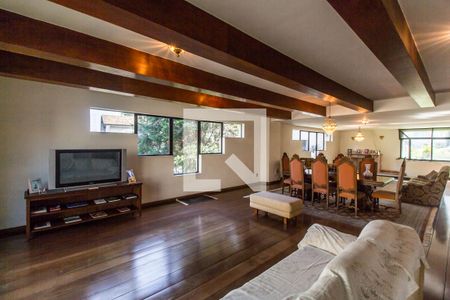 Casa de condomínio à venda com 651m², 4 quartos e 6 vagas Casa de condomínio à venda com 651m², 4 quartos e 6 vagasSala de TV