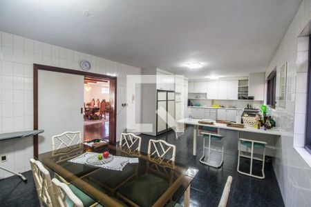 Casa de condomínio à venda com 651m², 4 quartos e 6 vagas Casa de condomínio à venda com 651m², 4 quartos e 6 vagasCozinha