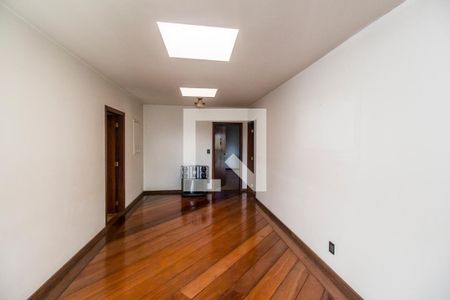 Casa de condomínio à venda com 651m², 4 quartos e 6 vagas Casa de condomínio à venda com 651m², 4 quartos e 6 vagasSala de TV
