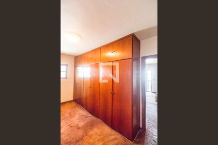 Casa de condomínio à venda com 651m², 4 quartos e 6 vagas Casa de condomínio à venda com 651m², 4 quartos e 6 vagasCloset da suíte 1