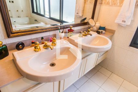 Casa de condomínio à venda com 651m², 4 quartos e 6 vagas Casa de condomínio à venda com 651m², 4 quartos e 6 vagasBanheiro da Suíte 1