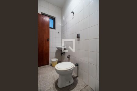 Casa de condomínio à venda com 651m², 4 quartos e 6 vagas Casa de condomínio à venda com 651m², 4 quartos e 6 vagasBanheiro de serviço