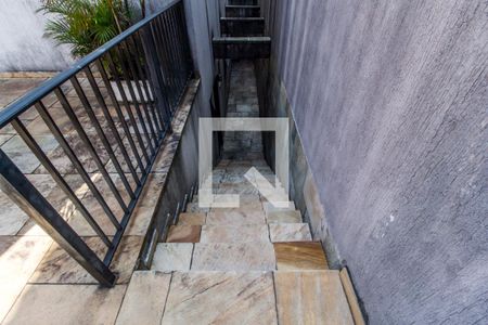 Casa de condomínio à venda com 651m², 4 quartos e 6 vagas Casa de condomínio à venda com 651m², 4 quartos e 6 vagasEscada