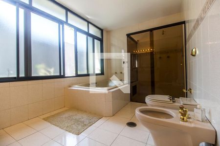 Casa de condomínio à venda com 651m², 4 quartos e 6 vagas Casa de condomínio à venda com 651m², 4 quartos e 6 vagasBanheiro da Suíte 1