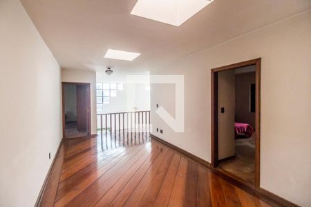 Casa de condomínio à venda com 651m², 4 quartos e 6 vagas Casa de condomínio à venda com 651m², 4 quartos e 6 vagasSala de TV