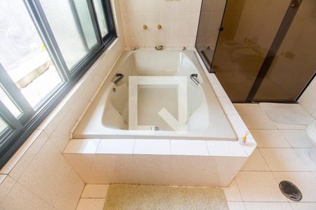 Casa de condomínio à venda com 651m², 4 quartos e 6 vagas Casa de condomínio à venda com 651m², 4 quartos e 6 vagasDetalhe do Banheiro da Suite