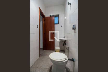 Casa de condomínio à venda com 651m², 4 quartos e 6 vagas Casa de condomínio à venda com 651m², 4 quartos e 6 vagasBanheiro de serviço