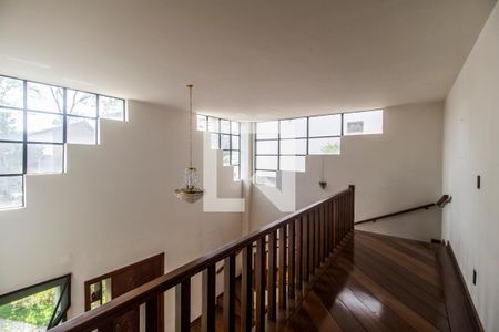 Casa de condomínio à venda com 651m², 4 quartos e 6 vagas Casa de condomínio à venda com 651m², 4 quartos e 6 vagasEscada