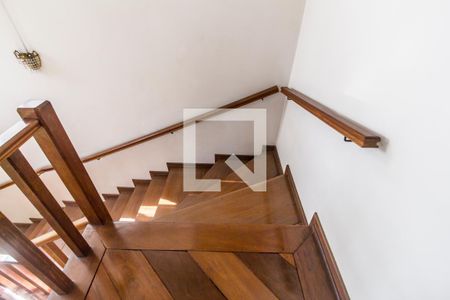 Casa de condomínio à venda com 651m², 4 quartos e 6 vagas Casa de condomínio à venda com 651m², 4 quartos e 6 vagasEscada