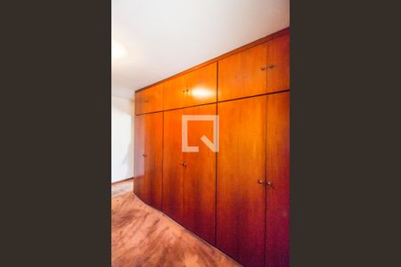 Casa de condomínio à venda com 651m², 4 quartos e 6 vagas Casa de condomínio à venda com 651m², 4 quartos e 6 vagasCloset da suíte 1