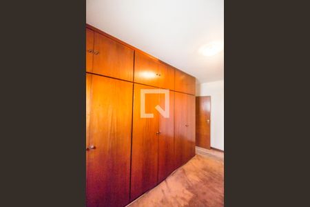 Casa de condomínio à venda com 651m², 4 quartos e 6 vagas Casa de condomínio à venda com 651m², 4 quartos e 6 vagasCloset da suíte 1