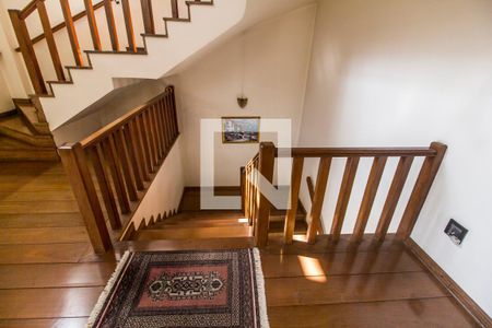 Casa de condomínio à venda com 651m², 4 quartos e 6 vagas Casa de condomínio à venda com 651m², 4 quartos e 6 vagasEscada