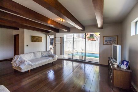 Casa de condomínio à venda com 651m², 4 quartos e 6 vagas Casa de condomínio à venda com 651m², 4 quartos e 6 vagasSala de TV