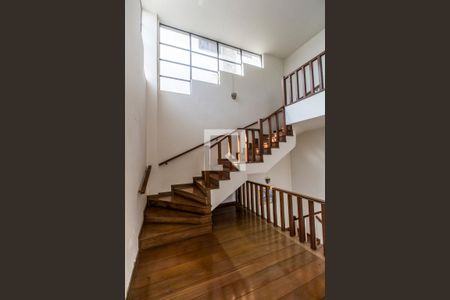 Casa de condomínio à venda com 651m², 4 quartos e 6 vagas Casa de condomínio à venda com 651m², 4 quartos e 6 vagasCorredor