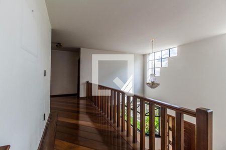 Casa de condomínio à venda com 651m², 4 quartos e 6 vagas Casa de condomínio à venda com 651m², 4 quartos e 6 vagasCorredor