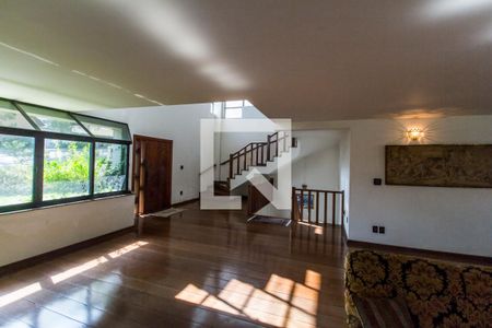 Casa de condomínio à venda com 651m², 4 quartos e 6 vagas Casa de condomínio à venda com 651m², 4 quartos e 6 vagasEntrada