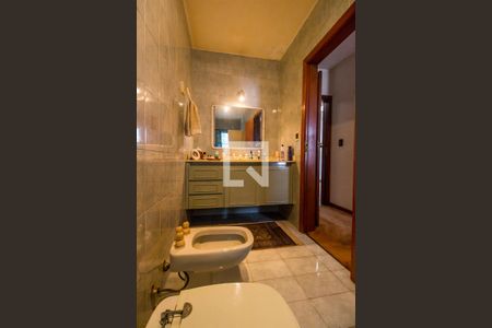 Casa de condomínio à venda com 651m², 4 quartos e 6 vagas Casa de condomínio à venda com 651m², 4 quartos e 6 vagasBanheiro da Suíte 2